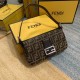 White Steel BuckleUpgraded version of FENDI 中古 bag the hottest non-he belongs to this retro tone is what I want to autumn and winter sense of senior ah really too much too much about the material this is a two-tone antiq