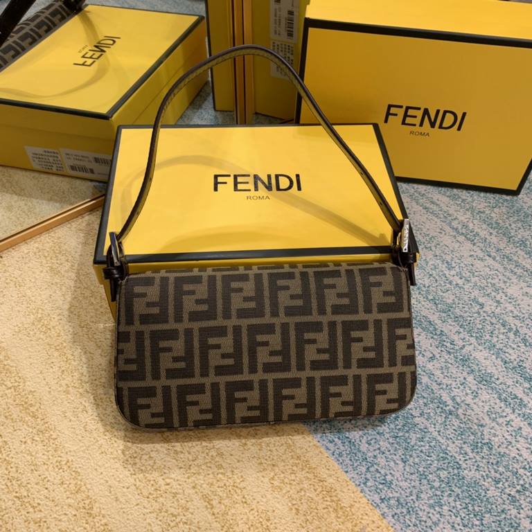 White Steel BuckleUpgraded version of FENDI 中古 bag the hottest non-he belongs to this retro tone is what I want to autumn and winter sense of senior ah really too much too much about the material this is a two-tone antiq