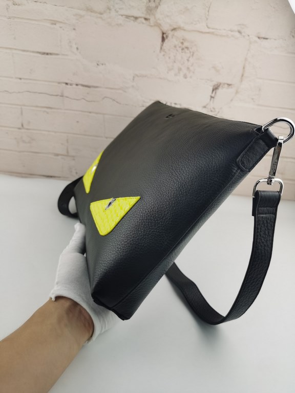 Brand FENDI FendiStyle Yellow Sticker Crossbody BagColor BlackSize 33255Material head layer imported lychee cowhideFenjia handshake sports brand Fila FILA, retro pattern FF letter pattern and bright large logo for contra