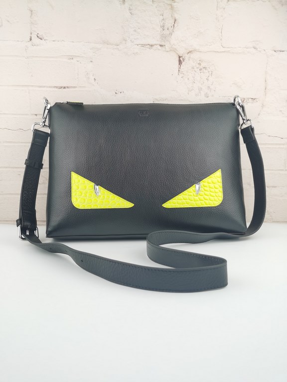 Brand FENDI FendiStyle Yellow Sticker Crossbody BagColor BlackSize 33255Material head layer imported lychee cowhideFenjia handshake sports brand Fila FILA, retro pattern FF letter pattern and bright large logo for contra