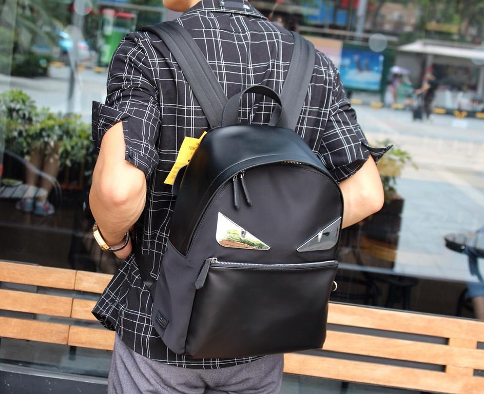 Lot. Model number 33200-1. official website item number 7vz042A2FTFOKUR large front pocket backpack  . Breathable high-tech mesh fabric on the back with adjustable shoulder straps. Double zipper closure and built-in pock