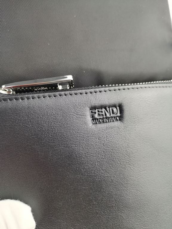 Brand FENDI FendiStyle Vertical Yellow F Chest BagItem No. 268568Color blackSize width 16cm, height 29cm, thickness 5cmMaterial head layer imported nappa cowhide   tarpaulinFenjia handshake sports brand Fila FILA, retro 