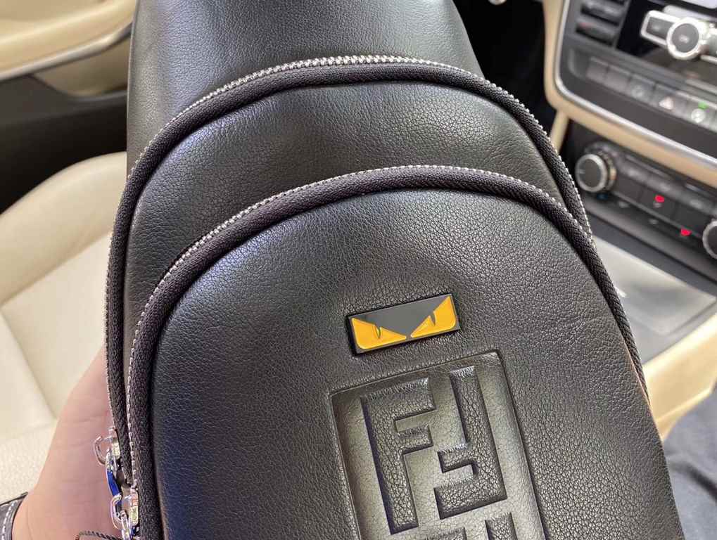 ￥ [FENDI] Fendi    Drunken explosion models recommended   Workmanship details can be no picky! [color] needlework foot whole meticulous, full handmade edge folding perfect presentation! Leather, hardware! Private customi