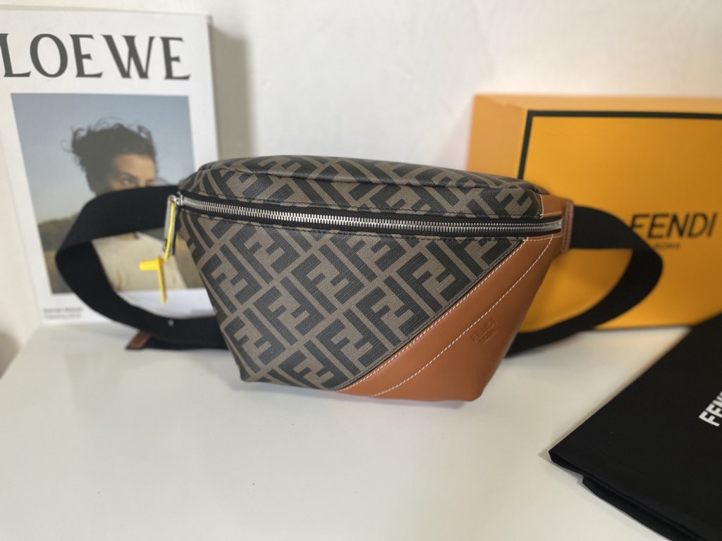 Original goods   (with box) New  FENDI (Fendi 2032-5)   explosive exclusive crossbody bag shipment, double F print pattern cloth with cowhide, the front with the collocation of colors perfectly suited to the user's needs