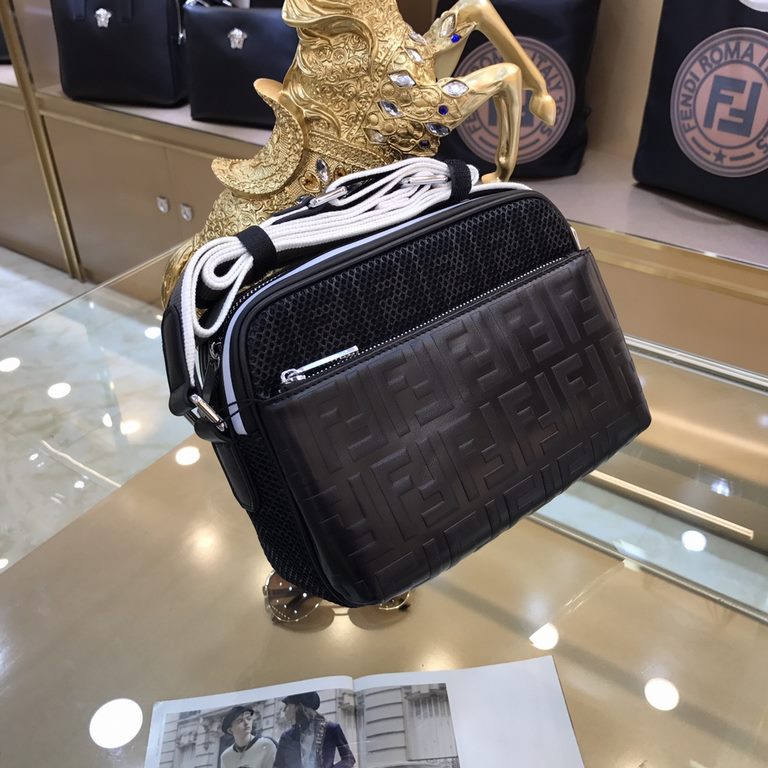 FENDI (Fendi   8778) new crossbody bag listing, this year fendi big hit, absolutely enhance the quality of life, go out the essentials. The front pocket with the original leather, bag body are customized imported mesh fa