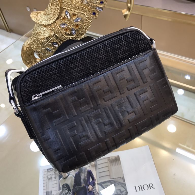 FENDI (Fendi   8778) new crossbody bag listing, this year fendi big hit, absolutely enhance the quality of life, go out the essentials. The front pocket with the original leather, bag body are customized imported mesh fa