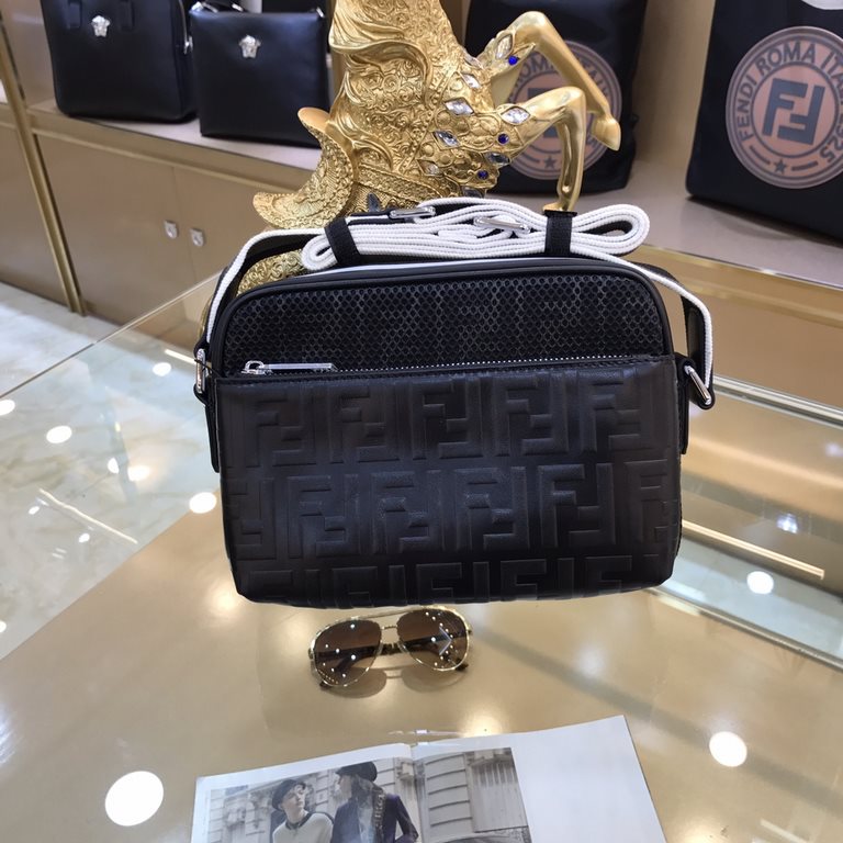 FENDI (Fendi   8778) new crossbody bag listing, this year fendi big hit, absolutely enhance the quality of life, go out the essentials. The front pocket with the original leather, bag body are customized imported mesh fa