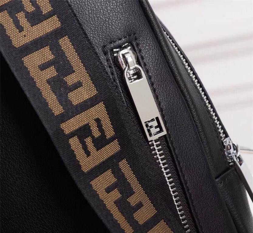 Original quality [brand name] new Fendi Fendi chest bag [Product Specifications] W19XH26XD6.5cm [Product Material] head layer cowhide [black] imported special shoulder strap F [Product Model] 6015