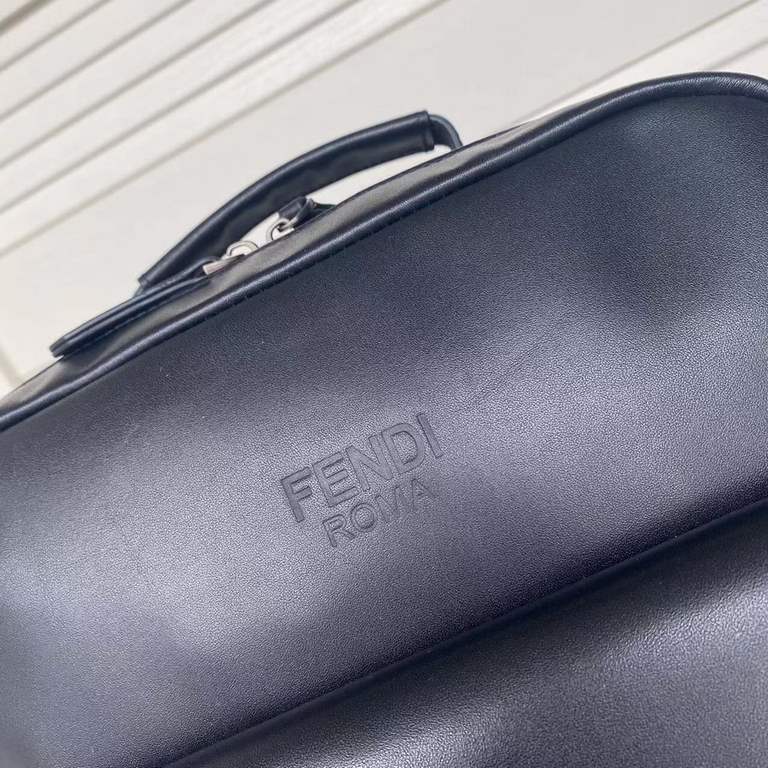 The original Italian    Fendi shoulder bag this year to create a new channel goods   Energetic business   ideal for men's    LOGO clear and unparalleled   top imported cowhide! Unquestionable quality     Soft and delicat