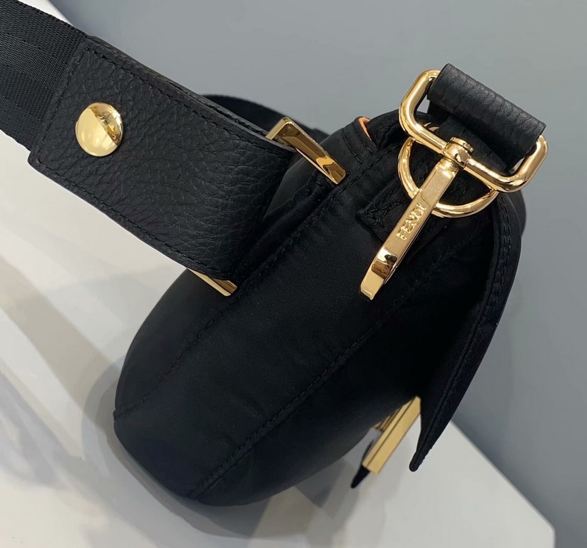 Innovation and the use of ultra-lightweight and durable nylon material to help the classic handbags reawaken the new life   want to look bright eye breakthrough this is absolutely suitable for the appropriate one is also