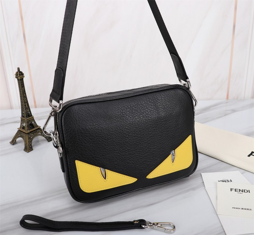 Brand FENDI FendiModel No. Camera bag with yellow stickerColor BlackSize 23165Material head layer imported nappa cowhide  FENDI pouch Fendi men's bags   super explosive models come to pull, the first layer of Napa cowhid