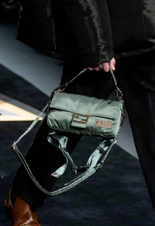 The Baguette bag's classic square flap, with its unprecedented lightness, is made of strong, high-performance nylon, and its out-of-the-box design embodies the endless pursuit of extraordinary quality, adding a different