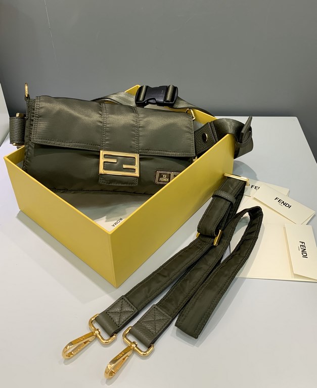 The Baguette bag's classic square flap, with its unprecedented lightness, is made of strong, high-performance nylon, and its out-of-the-box design embodies the endless pursuit of extraordinary quality, adding a different