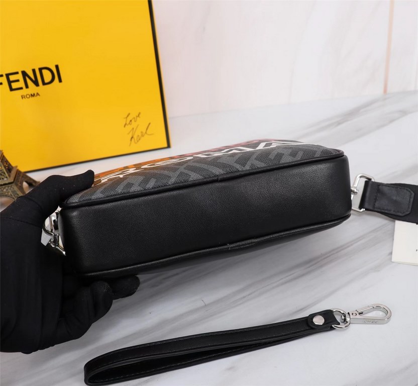 Brand FENDIModel No. Double Label Silk Screen Printed Camera BagColor BlackSize 23165Material head imported nappa cowhide   double letters PVC  FENDI pouch Fendi men's bags   super explosive models come to pull, the firs