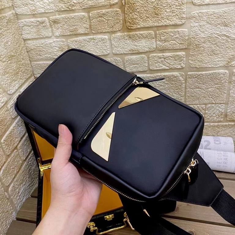 ￥Explosion (Model K2007 Gold)   Fendi Fendi Small Monster Rectangular Backpack  Men's Crossbody Chest Bag made of black tech fabric, embellished with leather in the same color. A great travel bag with two compartments an