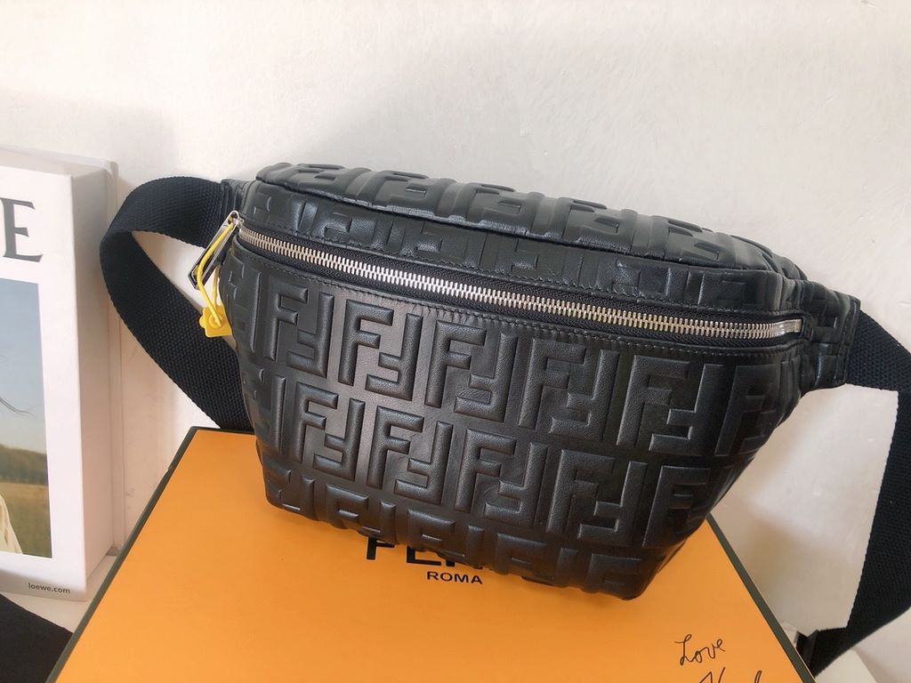 Original goods   (with box) New Fendi (Fendi 2029-5) the latest models of fanny pack  chest pack   original quality using imported calfskin leather feel awesome adjustable webbing quality can be seen men and women to tra