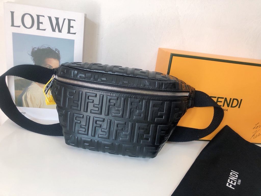 Original goods   (with box) New Fendi (Fendi 2029-5) the latest models of fanny pack  chest pack   original quality using imported calfskin leather feel awesome adjustable webbing quality can be seen men and women to tra