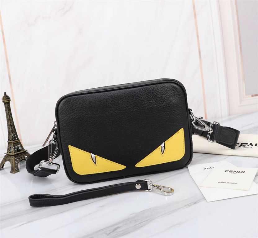 Brand FENDI FendiModel No. Camera bag with yellow stickerColor BlackSize 23165Material head layer imported nappa cowhide  FENDI pouch Fendi men's bags   super explosive models come to pull, the first layer of Napa cowhid