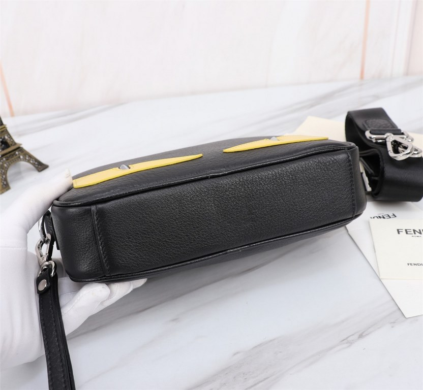 Brand FENDI FendiModel No. Camera bag with yellow stickerColor BlackSize 23165Material head layer imported nappa cowhide  FENDI pouch Fendi men's bags   super explosive models come to pull, the first layer of Napa cowhid