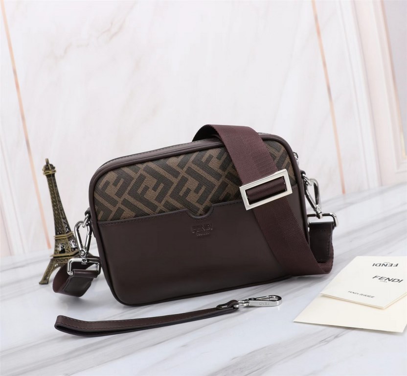 Brand FENDIDescription Camera bag with PVC brown silkscreen.Color BlackSize 23165Material imported nappa cowhide   double letters PVC  FENDI pouch Fendi men's bag   super explosive models come to pull, head layer nappa c