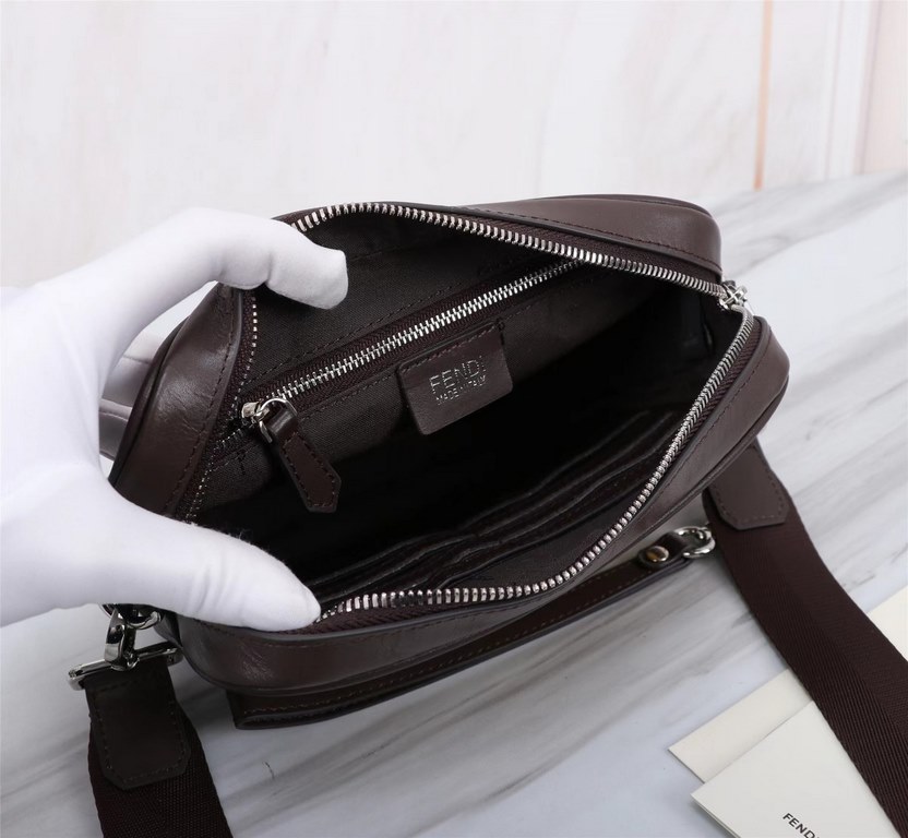 Brand FENDIDescription Camera bag with PVC brown silkscreen.Color BlackSize 23165Material imported nappa cowhide   double letters PVC  FENDI pouch Fendi men's bag   super explosive models come to pull, head layer nappa c