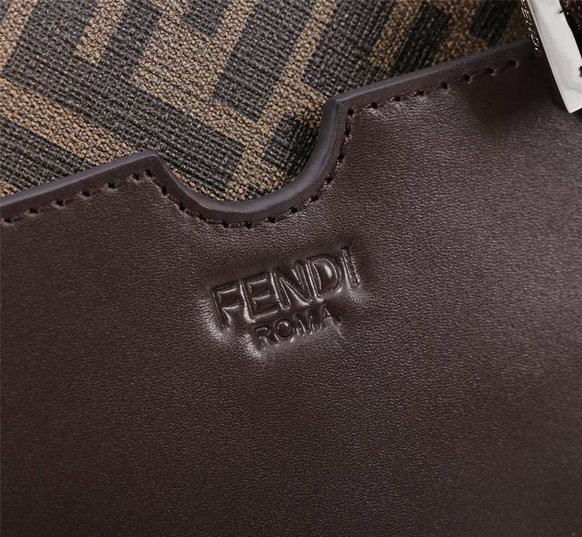 Brand FENDIDescription Camera bag with PVC brown silkscreen.Color BlackSize 23165Material imported nappa cowhide   double letters PVC  FENDI pouch Fendi men's bag   super explosive models come to pull, head layer nappa c