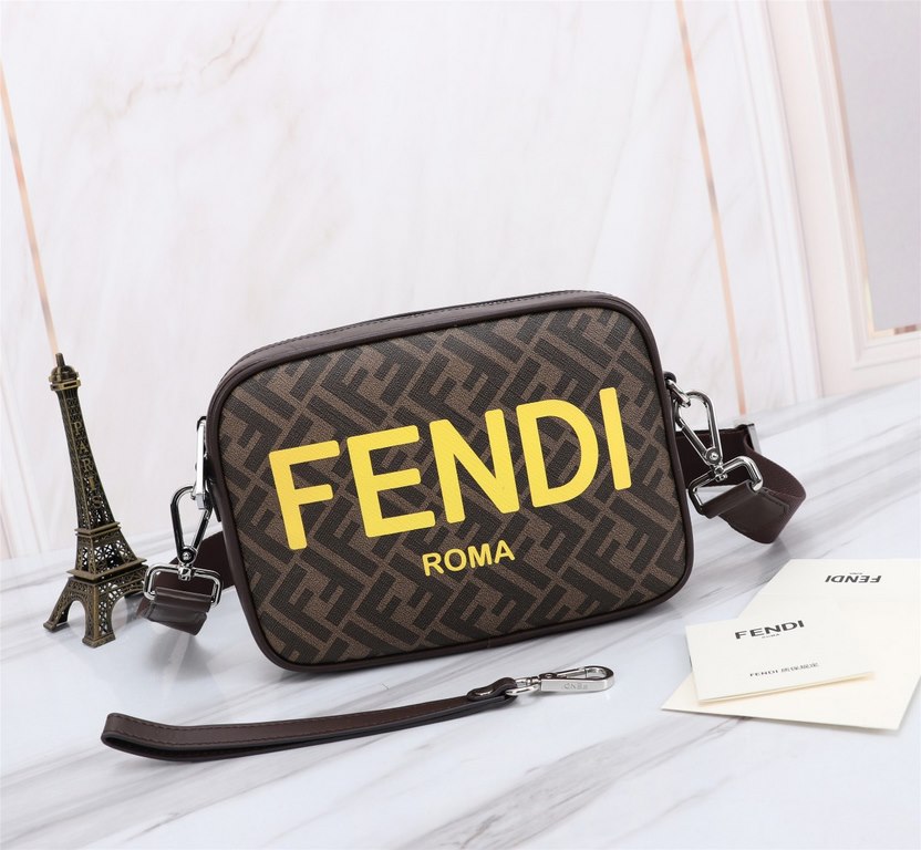 Brand FENDIDescription Camera bag with PVC brown silkscreen.Color BlackSize 23165Material imported nappa cowhide   double letters PVC  FENDI pouch Fendi men's bag   super explosive models come to pull, head layer nappa c