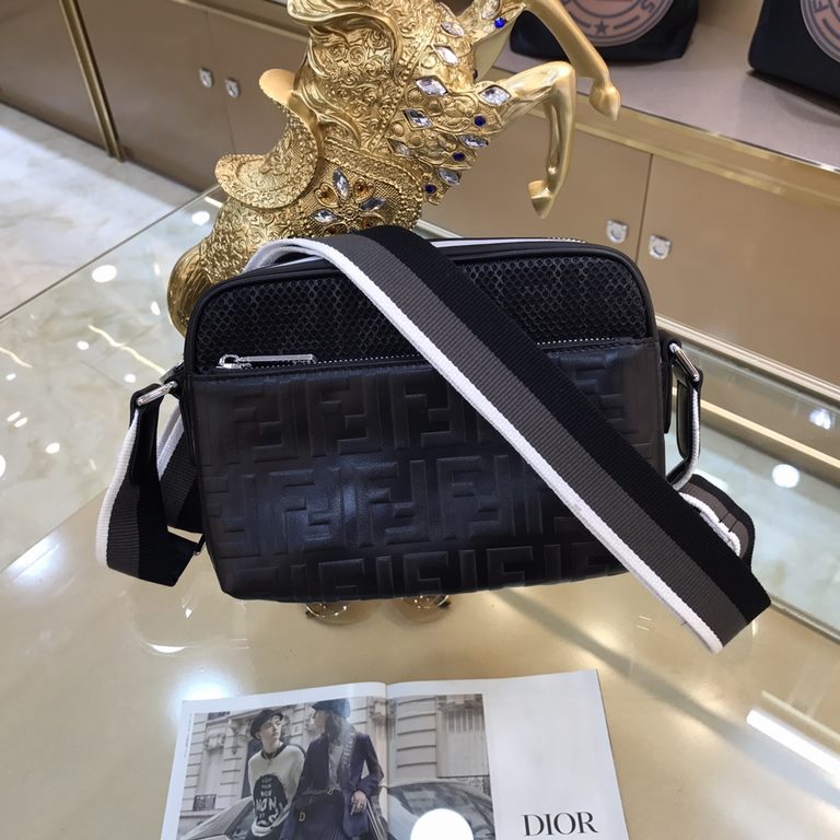 FENDI (Fendi   ) new crossbody bag on the market, this year fendi big hit, absolutely enhance the quality of life, go out the essentials. The front pocket with the original leather, the bag body are customized imported m