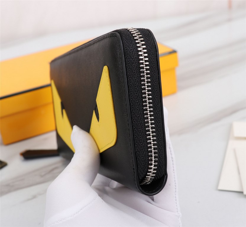 Brand FENDIStyle Single pull with yellow stickerItem No. 868568Color black   lemon yellowSize 19.510.53Material imported head layer Napa cowhide, red sheepskin lining, delicate feelFENDI zipper wallet Introduction spring