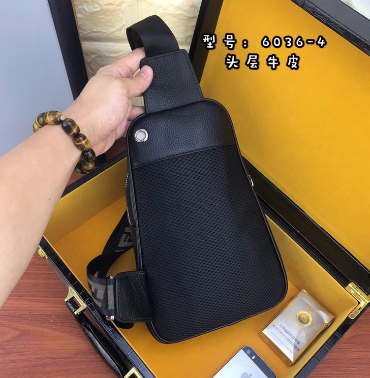 [Please recognize the exclusive counter stamping]    exclusive counter to the version of the quality    brand name the new Fendi Fendi   chest bag [product specifications] W19XH26XD6.5cm [product material] original Italy