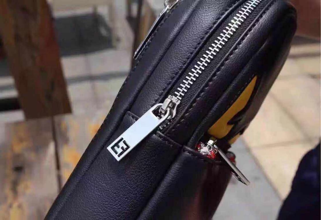 Batch original single quality [brand name] new Fendi Fendi chest bag [product specifications] W19XH26XD6.5cm [product material] head layer cowhide [black] imported special shoulder strap F [product model] 0156-1.