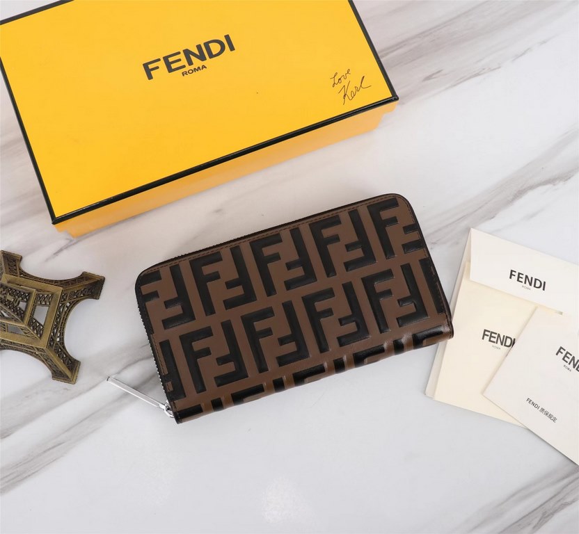 Brand FENDIDescription silkscreen single pullItem No. 868568Color khakiSize 19.510.53Material imported head layer nappa cowhide leather, black sheepskin lining, delicate feelFENDI zipper wallet Introduction the latest sp