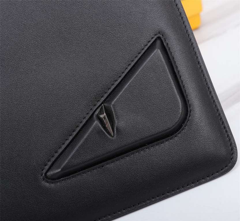 Brand FENDIModel Black Eye ClutchItem No. 168568Color BlackSize 30202Material imported nappa leather  FENDI pouch Fendi handbag   super explosive models come to pull, the first layer of imported Napa cowhide hand-stitche