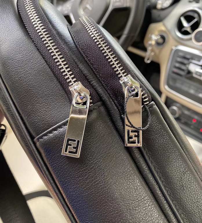 [FENDI] Fendi    Drunken explosion models recommended   Workmanship details can be no picky! [Color] Needlework feet neat and meticulous, full handmade side folds perfectly rendered! Leather, hardware! Private customized