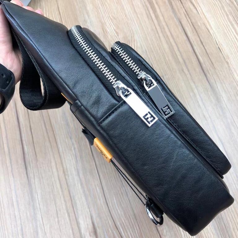 New imperial drive,, FENDI (Fendi) men's monster chest bag, exclusive models, the original cowhide material, the current market popularity of the monster form to present the chest bag mode, simple weird, soft touch, thou