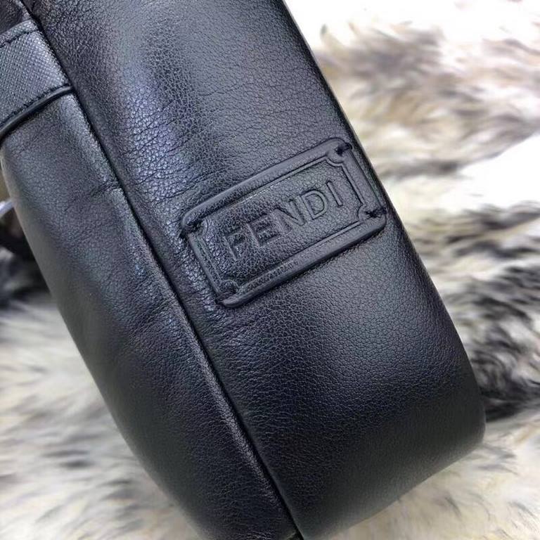 New imperial drive,, FENDI (Fendi) men's monster chest bag, exclusive models, the original cowhide material, to the current market popularity of the monster form to present the chest bag mode, simple weird, soft touch, i