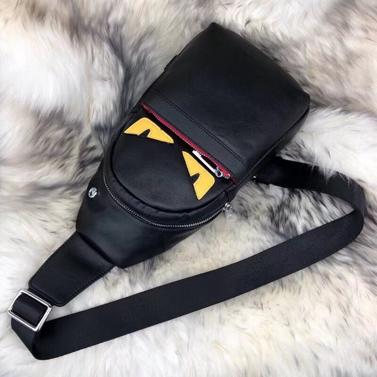 New imperial drive,, FENDI (Fendi) men's monster chest bag, exclusive models, the original cowhide material, to the current market popularity of the monster form to present the chest bag mode, simple weird, soft touch, i