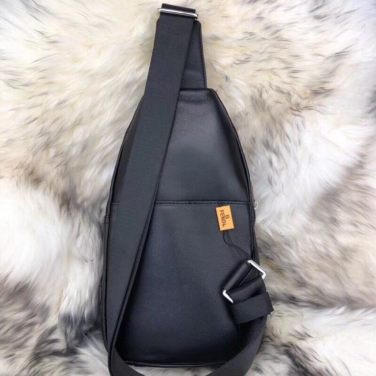 New imperial drive,, FENDI (Fendi) men's monster chest bag, exclusive models, the original cowhide material, to the current market popularity of the monster form to present the chest bag mode, simple weird, soft touch, i