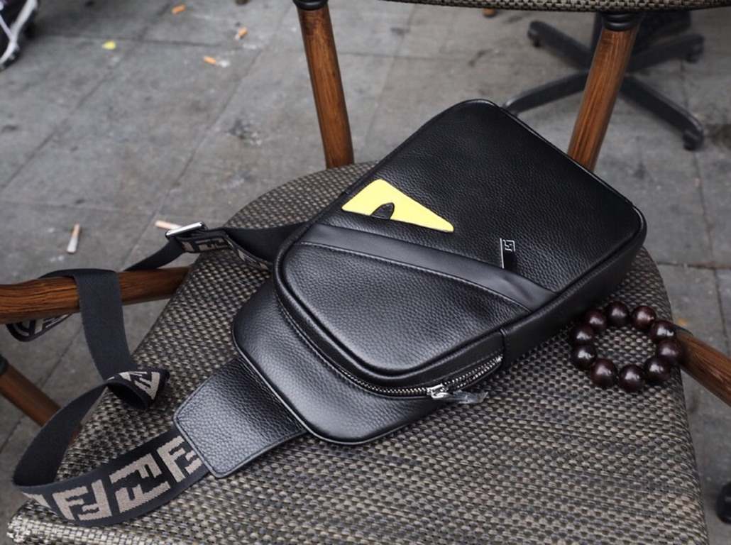 [Please recognize the exclusive counter stamping]    exclusive counter to the version of the quality of    brand name the new Fendi Fendi   chest bag [product specifications] W19XH26XD6.5cm [product material] original It