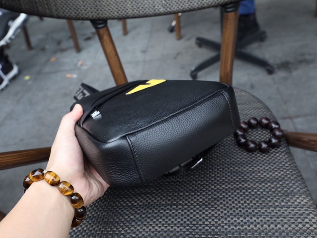 [Please recognize the exclusive counter stamping]    exclusive counter to the version of the quality of    brand name the new Fendi Fendi   chest bag [product specifications] W19XH26XD6.5cm [product material] original It