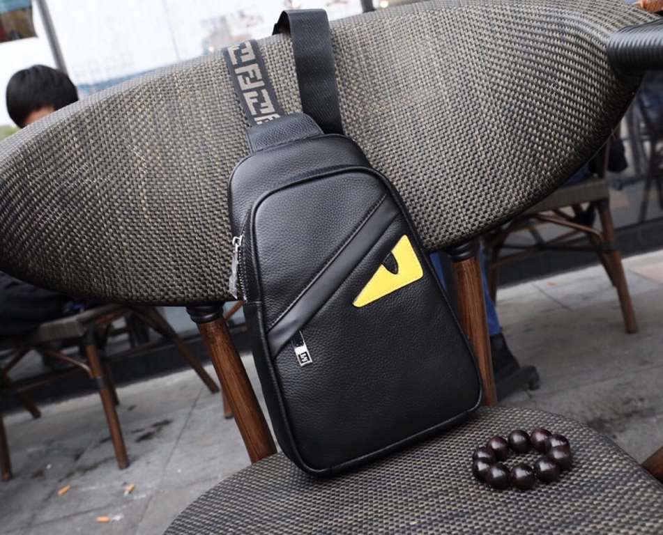 [Please recognize the exclusive counter stamping]    exclusive counter to the version of the quality of    brand name the new Fendi Fendi   chest bag [product specifications] W19XH26XD6.5cm [product material] original It