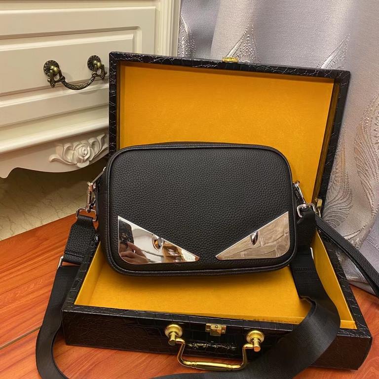 Size 24-16-7, Model No. 33035-2, Color Black Fendi - Fendi latest models of small cross-body bag   the original quality of the imported calfskin leather leather is soft and feels awesome with LOGO tote strap dual-use can