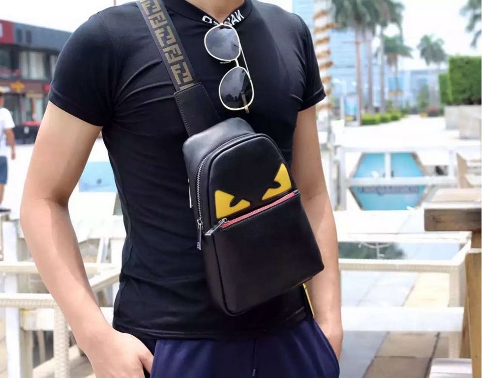 Batch original single quality [brand name] new Fendi Fendi chest bag [product specifications] W19XH26XD6.5cm [product material] head layer cowhide [black] imported special shoulder strap F [product model] 0156-1.