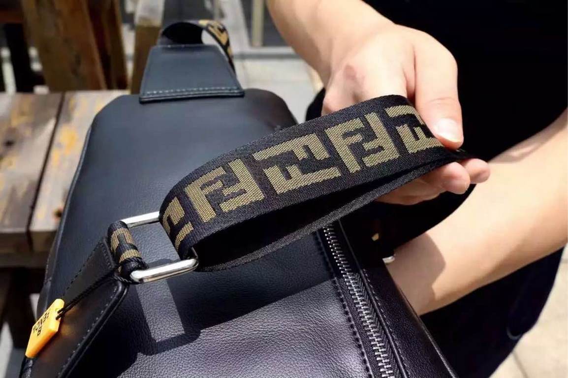 Batch original single quality [brand name] new Fendi Fendi chest bag [product specifications] W19XH26XD6.5cm [product material] head layer cowhide [black] imported special shoulder strap F [product model] 0156-1.