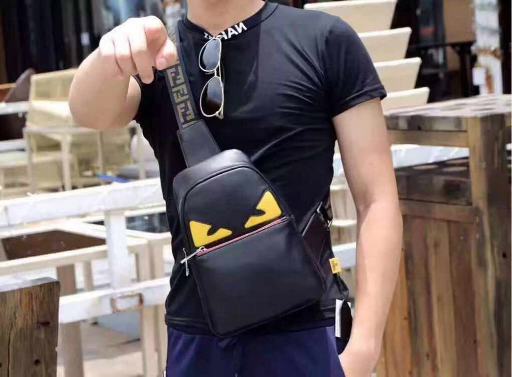 Batch original single quality [brand name] new Fendi Fendi chest bag [product specifications] W19XH26XD6.5cm [product material] head layer cowhide [black] imported special shoulder strap F [product model] 0156-1.