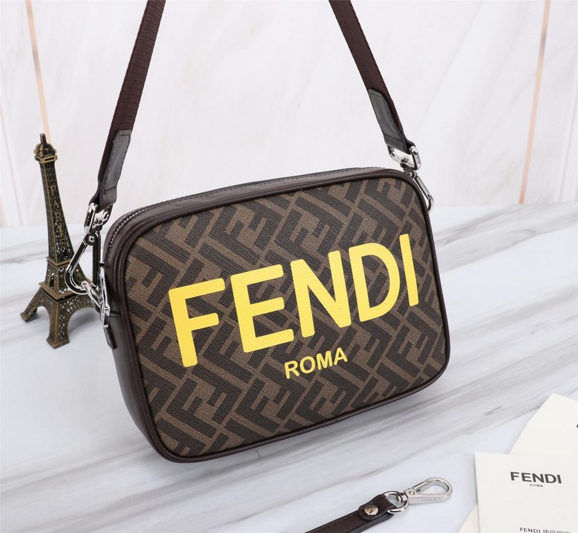 Brand FENDIDescription Camera bag with PVC brown silkscreen.Color BlackSize 23165Material imported nappa cowhide   double letters PVC  FENDI pouch Fendi men's bag   super explosive models come to pull, head layer nappa c