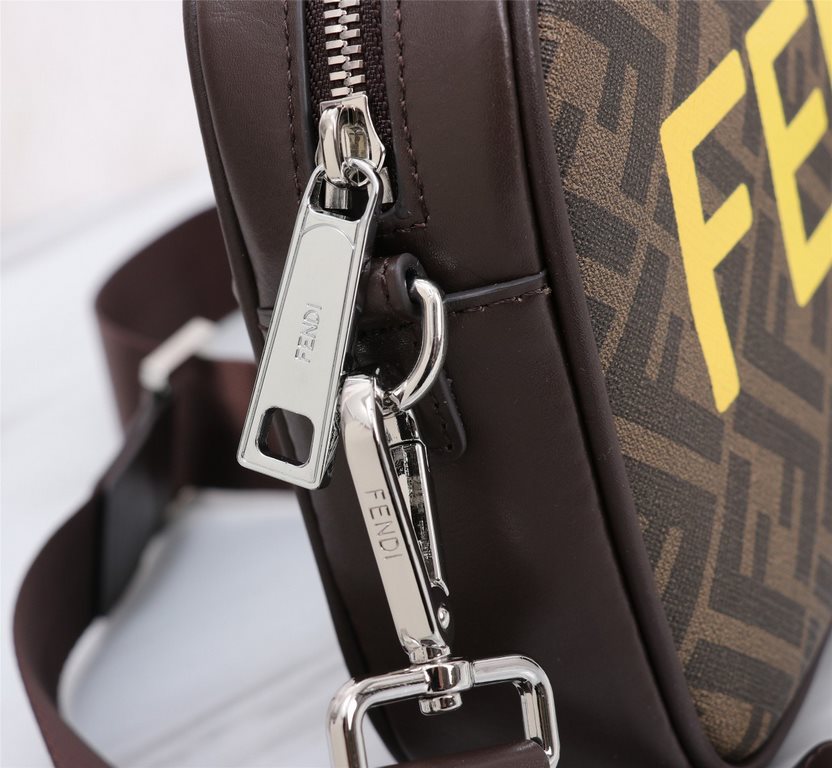 Brand FENDIDescription Camera bag with PVC brown silkscreen.Color BlackSize 23165Material imported nappa cowhide   double letters PVC  FENDI pouch Fendi men's bag   super explosive models come to pull, head layer nappa c