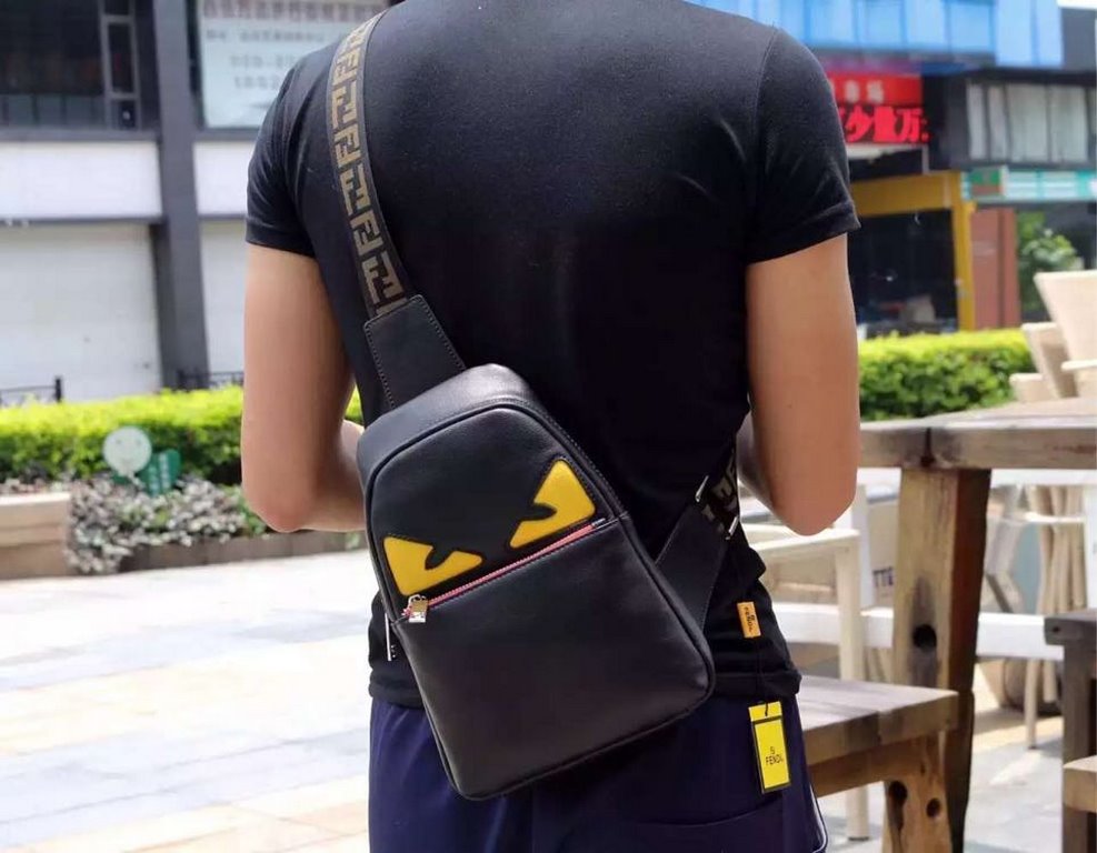 [Brand Name] new Fendi Fendi chest bag [Product Specifications] W19XH26XD6.5cm [Product Material] the original first layer of cowhide [Black] imported special shoulder strap F [Product Model] 0156-1.