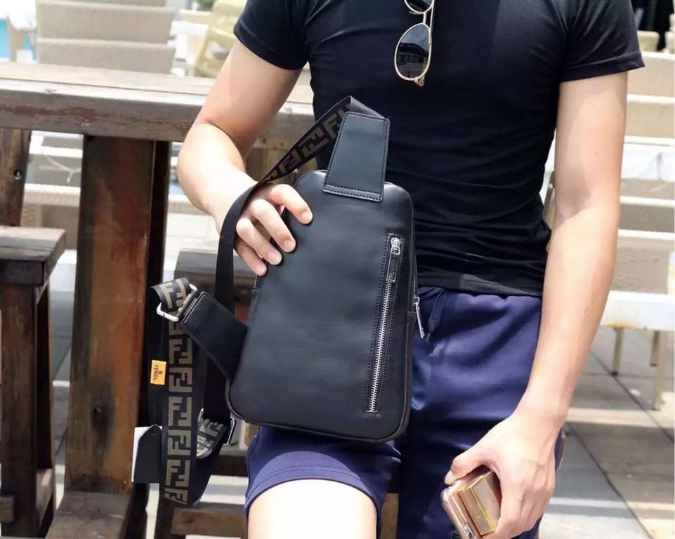 [Brand Name] new Fendi Fendi chest bag [Product Specifications] W19XH26XD6.5cm [Product Material] the original first layer of cowhide [Black] imported special shoulder strap F [Product Model] 0156-1.