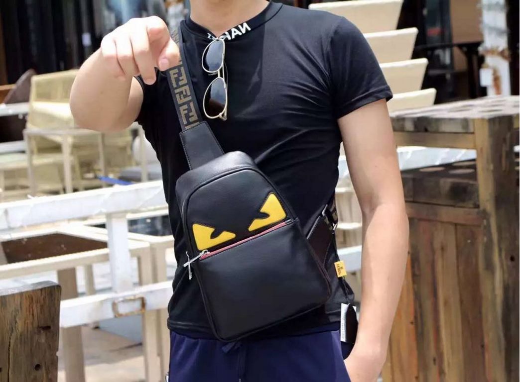 [Brand Name] new Fendi Fendi chest bag [Product Specifications] W19XH26XD6.5cm [Product Material] the original first layer of cowhide [Black] imported special shoulder strap F [Product Model] 0156-1.